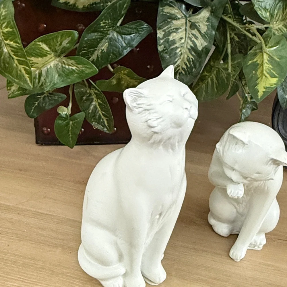 White Ceramic Cat 🐱 Figurines - Picture 2 of 7